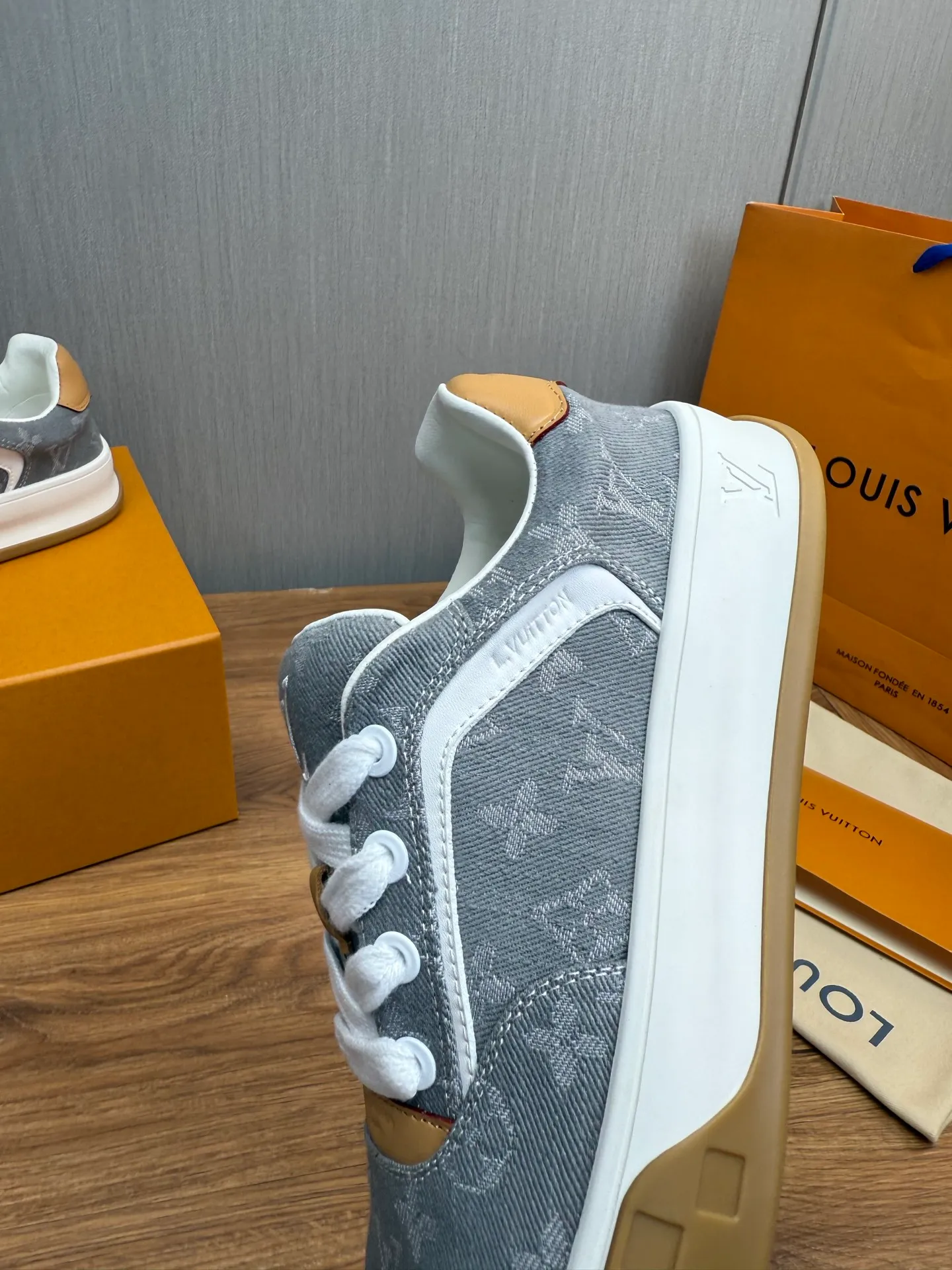 Men's shoes 620💰 Lv. Top purchasing agent🇮🇹 Louis Vuitton, sports sneakers counter synchronization, uppers imported from Italy, high-quality splicing and complex handicrafts, imported mesh pads are soft and comfortable, soles: original factory special soles, TPU exclusive movable molded soles super comfortable, original factory single goods, 🔍🔍high quality, you can enter and exit the counter at will, welcome to compare, code number 38-44 (customized 38.45)